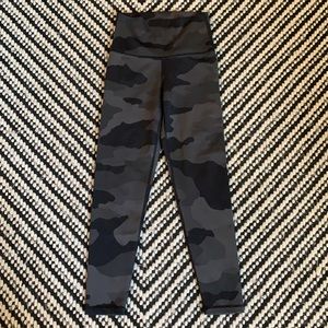 Aerie camo leggings size S Short